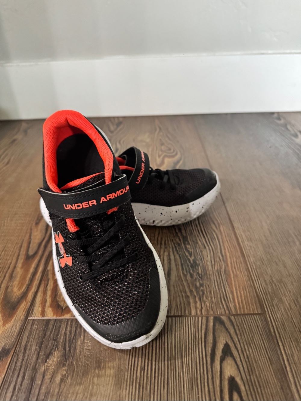 Under Armour Kids Black and Orange Casual Athletic Sneakers 2Y